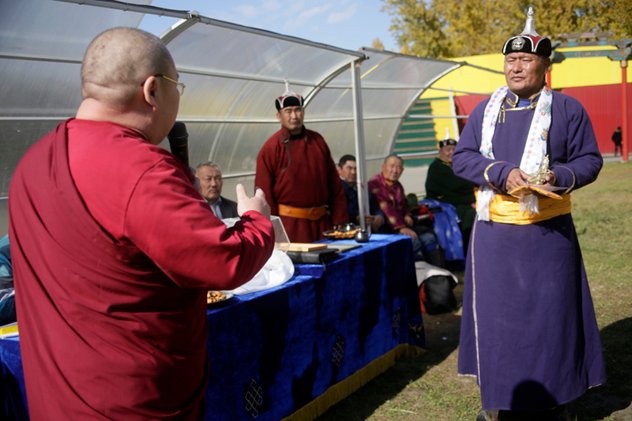 Тувинский «борец-лев» передал средства на поддержку молодых монахов из Тувы, обучающихся в Индии