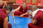 Монахи монастыря Дрепунг Гоманг строят мандалы Чакрасамвары