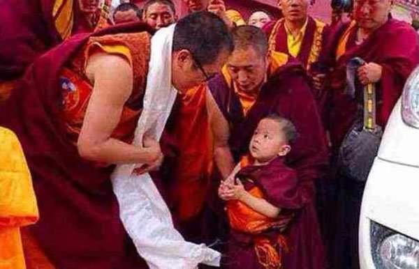 Новое воплощение Пенора Ринпоче возведено на трон в Тибете