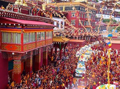 Новое воплощение Пенора Ринпоче возведено на трон в Тибете