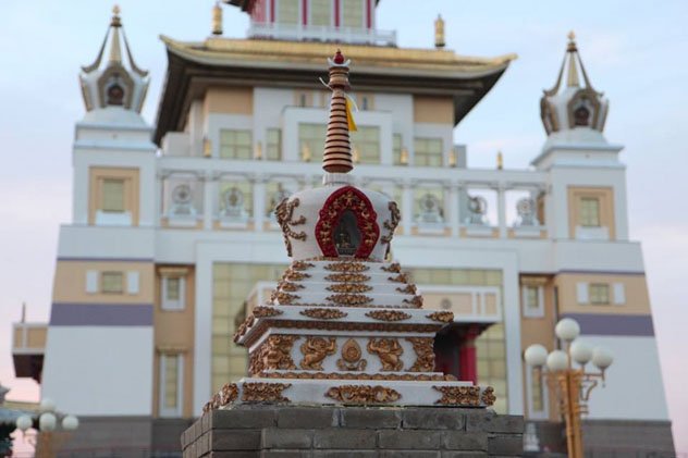 В Калмыкии на ограде главного буддийского храма установили пять ступ