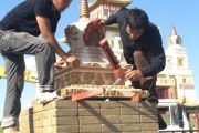 В Калмыкии на ограде главного буддийского храма установили пять ступ