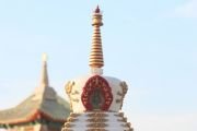 В Калмыкии на ограде главного буддийского храма установили пять ступ