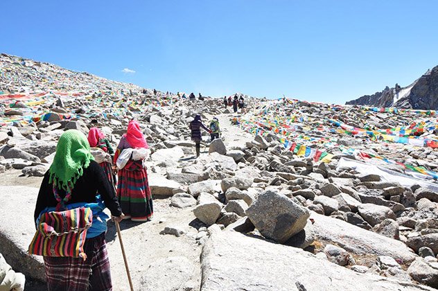 Ученики досточтимого Ело Ринпоче совершили трехнедельное паломничество по Непалу и Тибету