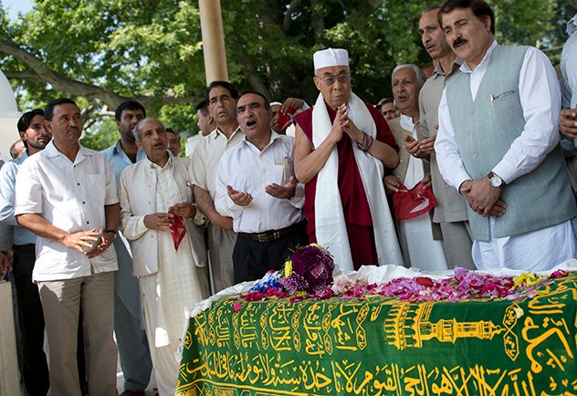 Новая книга Его Святейшества Далай-ламы об основополагающем родстве вероисповеданий Новая книга Его Святейшества Далай-ламы об основополагающем родстве вероисповеданий