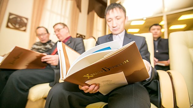 Уникальное издание о 36 храмах представили в министерстве культуры Бурятии