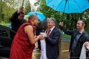 Проректор по научной работе и международным связям Университета Лозанны профессор Филипп Морейон встречает Его Святейшество Кармапу XVII. Лозанна, Швейцария. 23 мая 2016 г.
