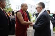 Генеральный директор компании Padma, специализирующейся на выпуске тибетских лекарств, доктор Герберт Швабл встречает Его Святейшество Кармапу XVII. Ветцикон, Швейцария. 25 мая 2016 г.