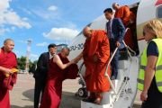 Администратор Центрального хурула Калмыкии Санан-гелюнг встречает досточтимого Ашина Ньяниссара у трапа самолета. Элиста, Республика Калмыкия. 12 июня 2016 г. Администратор Центрального хурула Калмыкии Санан-гелюнг встречает досточтимого Ашина Ньяниссара у трапа самолета. Элиста, Республика Калмыкия. 12 июня 2016 г.