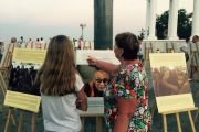 Фотовыставку «Далай-лама – пока существует пространство» показали на открытом воздухе