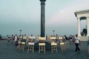 Фотовыставку «Далай-лама – пока существует пространство» показали на открытом воздухе
