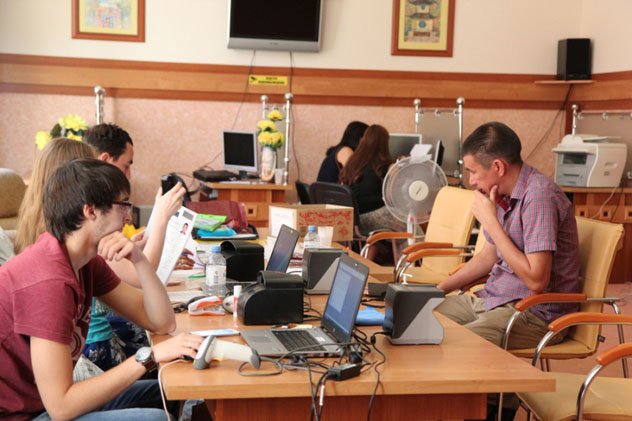 Участники паломнического тура на учения Далай-ламы в Риге сдали документы на визы в главном буддийском храме Калмыкии