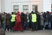 Верующие ждут своей очереди, чтобы войти в Центральный дворец культуры, в котором было запланировано проведение лекции Его Святейшества Далай-ламы для монгольской молодежи. Улан-Батор, Монголия. 22 ноября 2016 г. Фото: Игорь Янчеглов (фонд «Сохраним Тибет»)