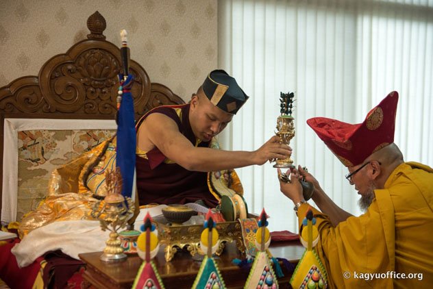 Затворники из Румтека совершили подношение молебна о долголетии Кармапе