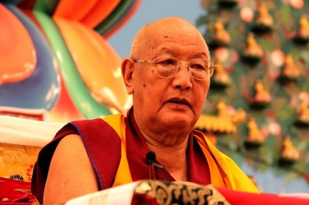 В Центральном хуруле Калмыкии состоялся ритуал цог, посвященный памяти геше-лхарамбы Тензина Дугды