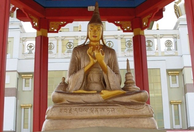 В Калмыкии лама Сопа Ринпоче дарует учения по сочинению Атиши «Светоч на пути к Пробуждению», посвящения Ваджрасаттвы и Амитаюса