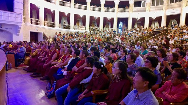 В Бурятии состоялся концерт-подношение «Праздник Счастья» ко Дню рождения Его Святейшества Далай-ламы XIV В Бурятии состоялся концерт-подношение «Праздник Счастья» ко Дню рождения Его Святейшества Далай-ламы XIV