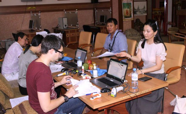 Участники паломнического тура на учения Далай-ламы в Риге сдали документы на визы в Центральном хуруле Калмыкии