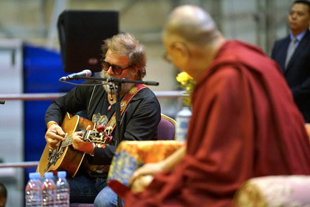 Далай-лама в Риге: о счастье, деньгах, вере и Третьей мировой войне