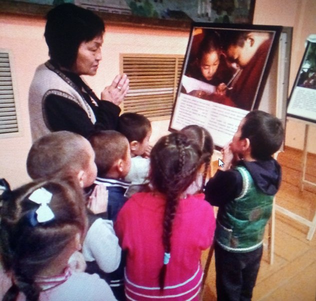 Фотовыставка, посвященная о Его Святейшеству Далай-ламе, путешествует по удаленным уголкам Тувы