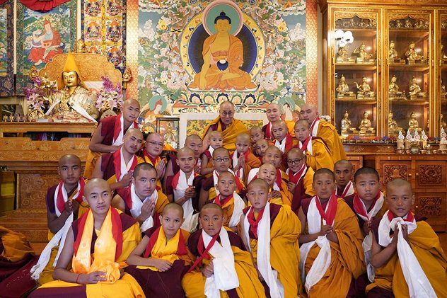 Его Святейшество Далай-лама провел в Дхарамсале церемонию дарования монашеских обетов 