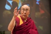 Его Святейшество Далай-лама выступает с обращением по завершении  обсуждения «Счастье и ответственность». Гейдельберг, Германия. 20 сентября 2018 г. Фото: Мануэль Бауэр.