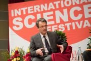 Во время обсуждения «Счастье и ответственность» астрофизик Матиас Бартелман спрашивает Его Святейшество Далай-ламу о том, должен ли ученый быть скромным. Гейдельберг, Германия. 20 сентября 2018 г. Фото: Мануэль Бауэр.