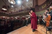 Поднявшись на сцену зала мэрии Гейдельберга, Его Святейшество Далай-лама приветствует собравшихся. Гейдельберг, Германия. 20 сентября 2018 г. Фото: Мануэль Бауэр.