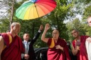 Перед тем как покинуть Тибетский институт в Риконе по завершении церемонии празднования, Его Святейшество Далай-лама прощается с собравшимися. Рикон, Швейцария. 21 сентября 2018 г. Фото: Мануэль Бауэр.
