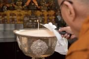 Его Святейшество Далай-лама возжигает масляную лампаду во время  церемонии открытия нового зала для возжигания масляных светильников в Тибетском институте в Риконе. Рикон, Швейцария. 21 сентября 2018 г. Фото: Мануэль Бауэр.