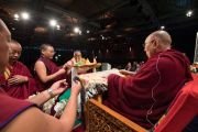 Монахи совершают традиционные подношения Его Святейшеству Далай-ламе в начале церемонии празднования 50-летия Тибетского института в Риконе. Винтертур, Швейцария. 22 сентября 2018 г. Фото: Мануэль Бауэр.