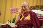 Его Святейшество Далай-лама смеется, рассказывая историю тибетцам во время встречи на стадионе Халлен. Цюрих, Швейцария. 23 сентября 2018 г. Фото: Мануэль Бауэр.