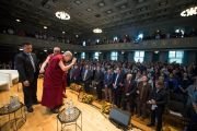 Поднявшись на сцену конференц-центра Цюрихского университета прикладных наук, Его Святейшество Далай-лама приветствует более чем 700 слушателей, собравшихся на обсуждение «Общечеловеческие ценности и образование». Винтертур, Швейцария. 24 сентября 2018 г. Фото: Мануэль Бауэр.