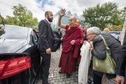 Перед тем как покинуть конференц-центр Цюрихского университета прикладных наук, Его Святейшество Далай-лама прощается со своими друзьями и сторонниками. Винтертур, Швейцария. 24 сентября 2018 г. Фото: Мануэль Бауэр.