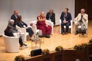 Его Святейшество Далай-лама и другие докладчики обсуждения «Общечеловеческие ценности и образование», организованного в Цюрихском университете прикладных наук. Винтертур, Швейцария. 24 сентября 2018 г. Фото: Мануэль Бауэр.