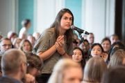 Одна из слушательниц задает вопрос Его Святейшеству Далай-ламе во время обсуждения «Общечеловеческие ценности и образование», организованного в Цюрихском университете прикладных наук. Винтертур, Швейцария. 24 сентября 2018 г. Фото: Мануэль Бауэр.