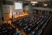 Вид с балкона на сцену конференц-центра Цюрихского университета прикладных наук во время обсуждения «Общечеловеческие ценности и образование». 24 сентября 2018 г. Винтертур, Швейцария. Фото: Мануэль Бауэр.
