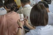 Одна из верующих смотрит на изображение Авалокитешвары, в то время как Его Святейшество Далай-лама дарует разрешение на практику Авалокитешвары, освобождающего живых существ из низших миров. Дхарамсала, Индия. 6 октября 2018 г. Фото: дост. Тензин Джампхел.