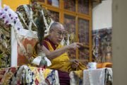 Его Святейшество Далай-лама дарует объяснения по сочинению Чже Цонкапы «Три основы пути» во время заключительного дня учений, организованных в главном тибетском храме по просьбе тайваньских буддистов. Дхарамсала, Индия. 6 октября 2018 г. Фото: дост. Тензин Джампхел.