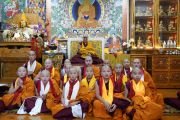 По завершении церемонии Его Святейшество Далай-лама фотографируется с монахами из Монголии, только что принявшими монашеские обеты. Дхарамсала, Индия. 8 октября 2018 г. Фото: дост. Тензин Джампхел.