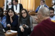 Во время перерыва на чай Его Святейшество Далай-лама беседует с участниками программы «Юные лидеры» Института мира США. Дхарамсала, Индия. 24 октября 2018 г. Фото: дост. Тензин Джампхел. Во время перерыва на чай Его Святейшество Далай-лама беседует с участниками программы «Юные лидеры» Института мира США. Дхарамсала, Индия. 24 октября 2018 г. Фото: дост. Тензин Джампхел.