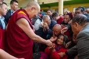 Возвращаясь в свою резиденцию по завершении первого дня диалога с китайскими квантовыми физиками, Его Святейшество Далай-лама приветствует верующих, собравшихся во дворе главного тибетского храма. Дхарамсала, Индия. 1 ноября 2018 г. Фото: дост. Тензин Джампхел.