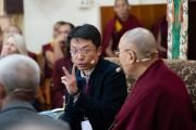 Доктор Юэ Нань Чэнь представляет доклад по теме «От квантовой физики к квантовой биологии» во время первого дня диалога Его Святейшества Далай-ламы с китайскими квантовыми физиками. Дхарамсала, Индия. 1 ноября 2018 г. Фото: дост. Тензин Джампхел.