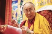 Выполняя подготовительные ритуалы для посвящения Авалокитешвары, Его Святейшество Далай-лама улыбается прибывающим в зал ученикам. Йокогама, Япония. 15 ноября 2018 г. Фото: Тензин Джигме.