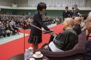 Его Святейшество Далай-лама благодарит одну из студенток за вопрос, который она задала во время лекции в университете Рейтаку. Тиба, Япония. 19 ноября 2018 г. Фото: Тензин Чойджор. Его Святейшество Далай-лама благодарит одну из студенток за вопрос, который она задала во время лекции в университете Рейтаку. Тиба, Япония. 19 ноября 2018 г. Фото: Тензин Чойджор.