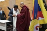 По завершении официальной встречи с членами Всепартийной парламентской группы в поддержку Тибета Его Святейшество Далай-лама преподносит традиционный белый шарф в знак благодарности председателю группы Хакубуну Симомуру. Токио, Япония. 20 ноября 2018 г. Фото: Тензин Чойджор.