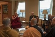 Ранним утром Его Святейшество Далай-лама встречается с организаторами своего визита в Фукуоку. Фукуока, Япония. 22 ноября 2018 г. Фото: Тензин Чойджор.