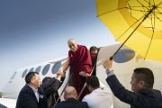 Его Святейшество Далай-лама по прибытии в аэропорт Фаррукхабада близ Санкисы. Штат Уттар-Прадеш, Индия. 2 декабря 2018 г. Фото: Тензин Чойджор.