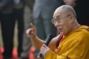 Его Святейшество Далай-лама отвечает на вопросы журналистов во время встречи, организованной на лужайке перед его отелем. Санкиса, штат Уттар-Прадеш, Индия. 4 декабря 2018 г. Фото: Лобсанг Церинг.