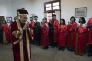Направляясь в зал собраний колледжа Святого Стефана, Его Святейшество Далай-лама приветствует преподавателей. Нью-Дели, Индия. 7 декабря 2018 г. Фото: Лобсанг Церинг.